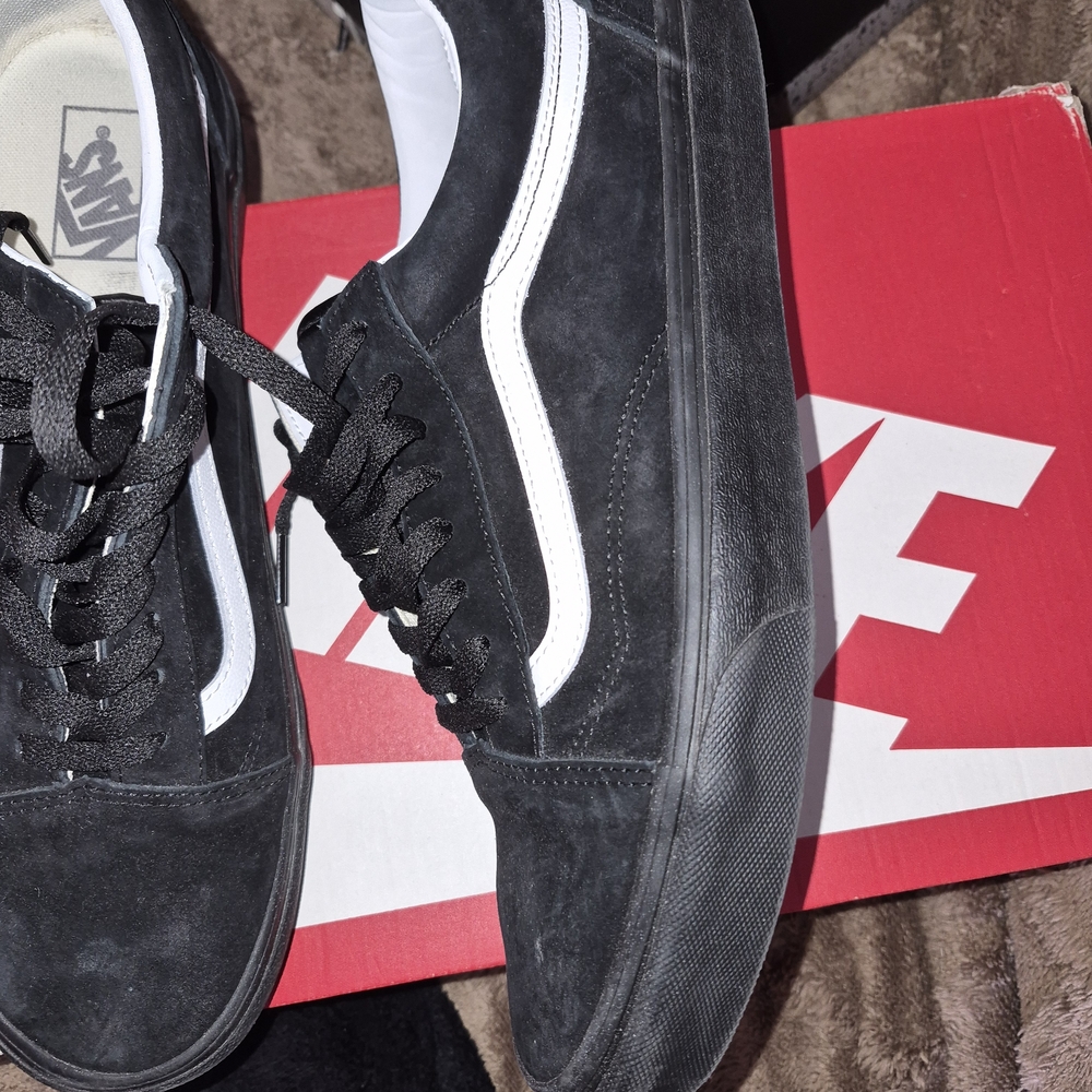Vans Men’s Old Skool Black/White Suede Skate Shoes